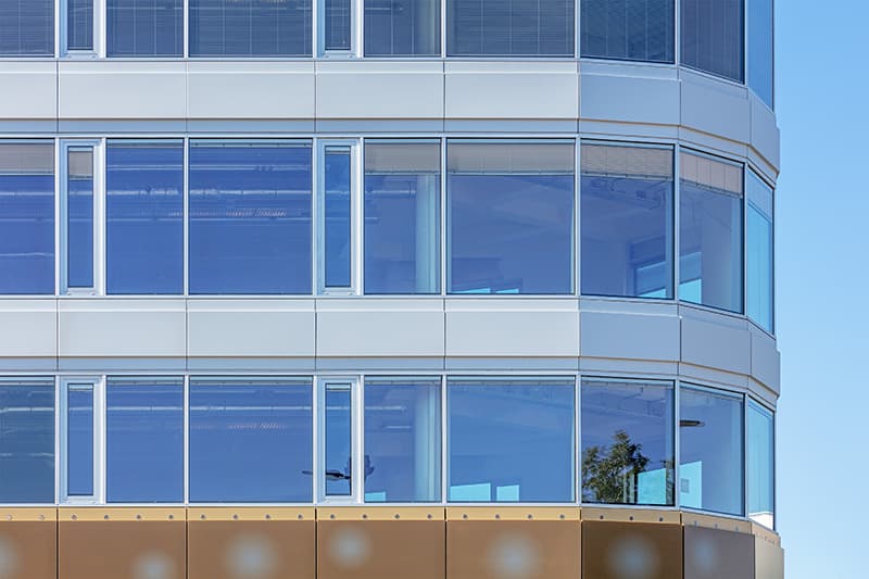 Gouden zonnepanelen op gevel Pharos Hoofddorp | Solarix