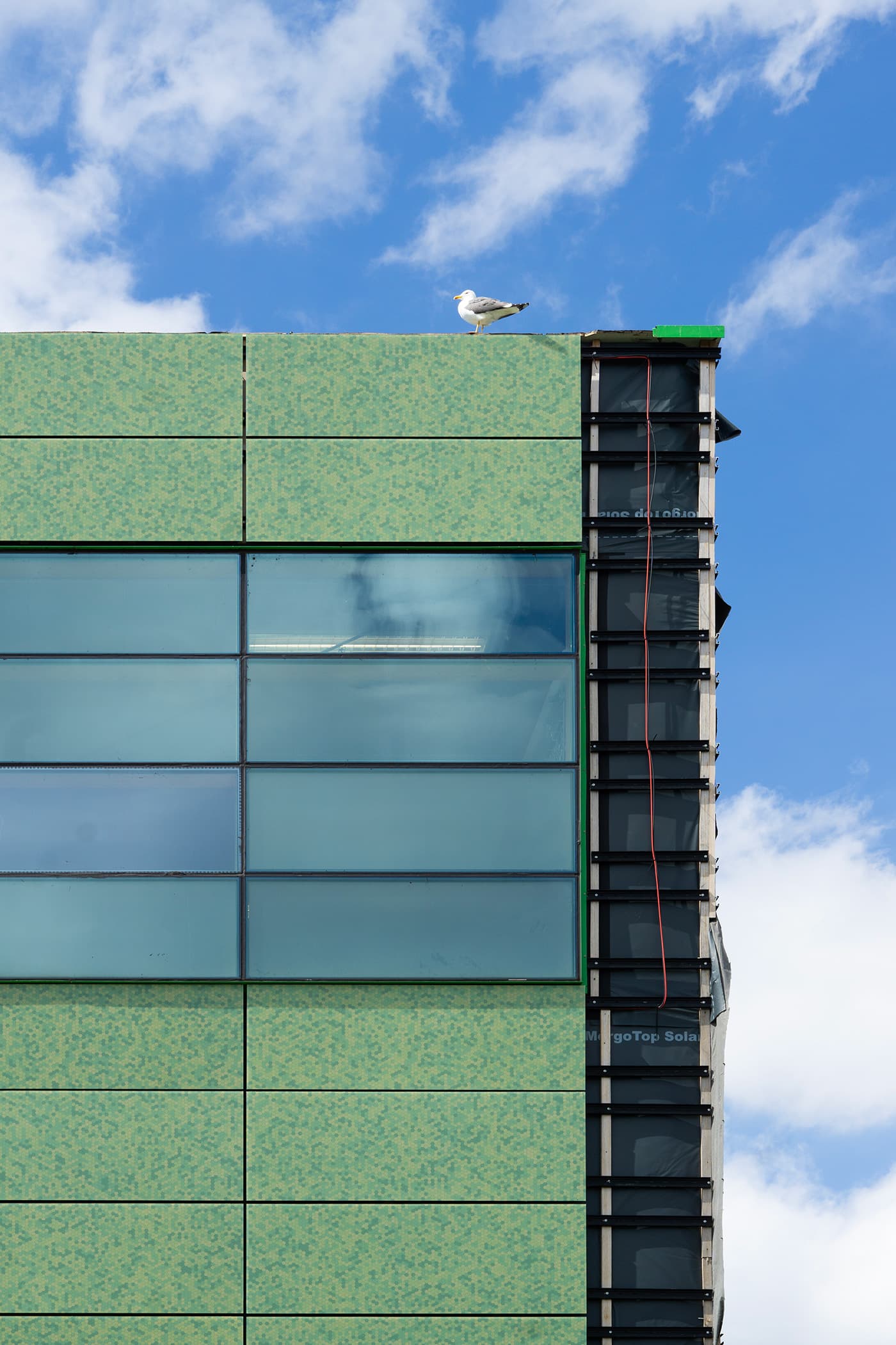 Renovatie gekleurde zonnepanelen gevel Basisschool De Kikker | Dok Architecten | Solarix