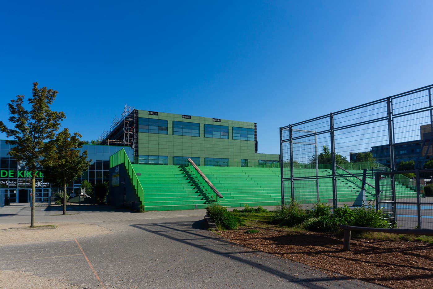 Renovatie gekleurde zonnepanelen gevel Basisschool De Kikker | Dok Architecten | Solarix