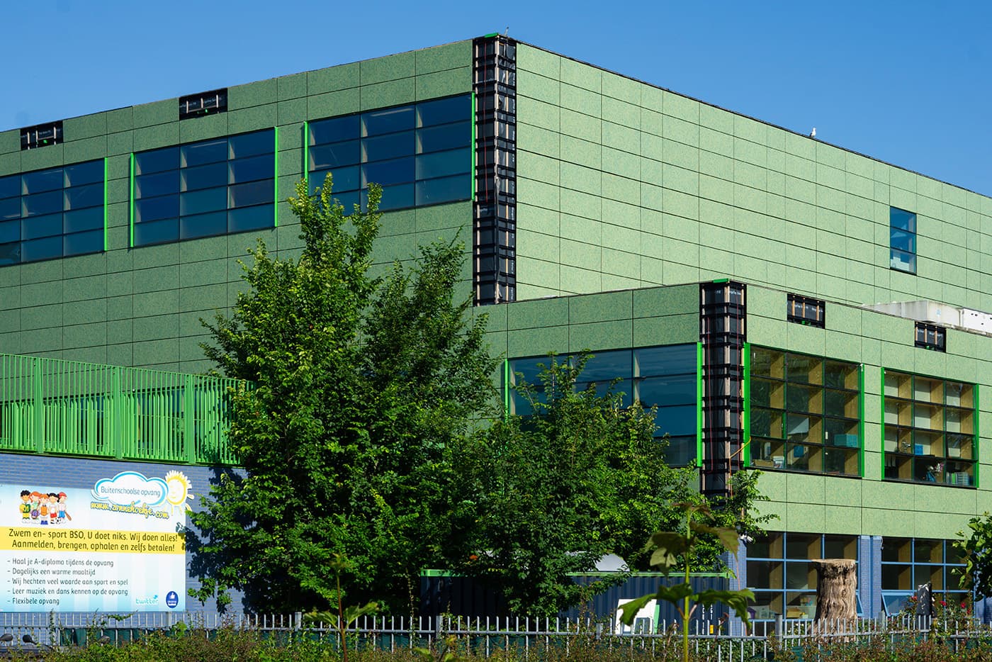 Renovatie gekleurde zonnepanelen gevel Basisschool De Kikker | Dok Architecten | Solarix