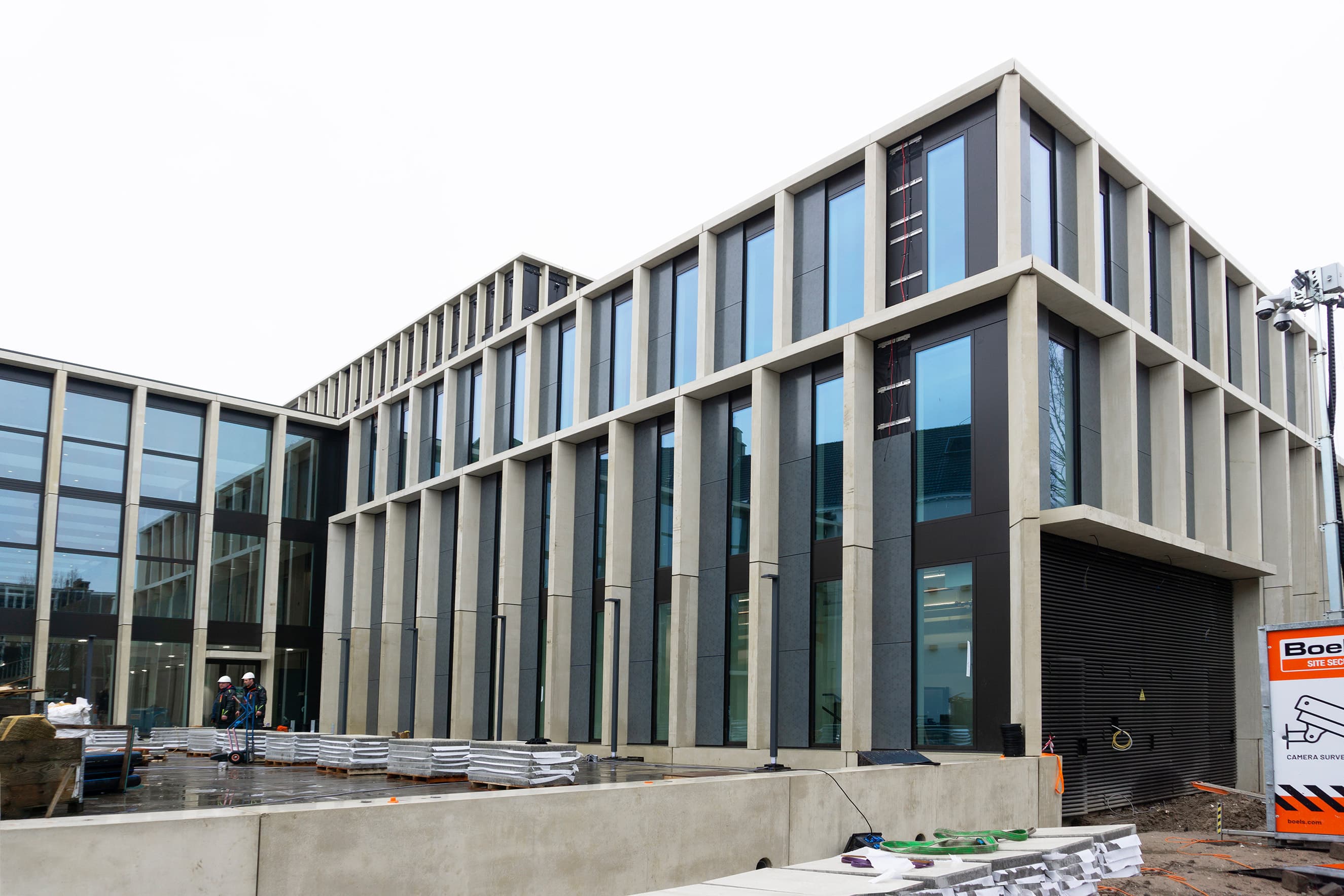 Installatie design zonnepanelen gevel DSM-Firmenich Maastricht | SolarixInstallatie design zonnepanelen gevel dsm-firmenich Maastricht | Solarix