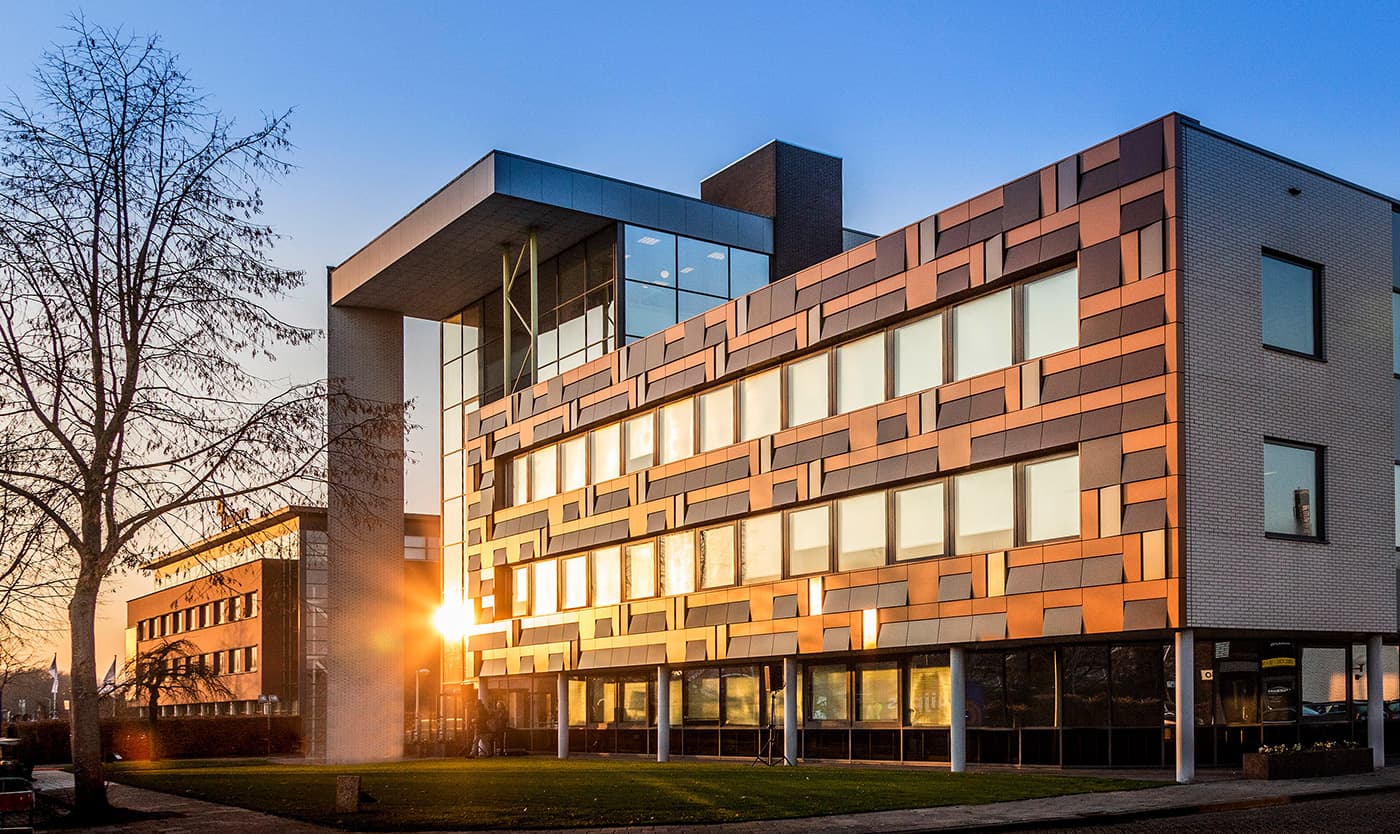 Gevel Hoofdkantoor Kuijpers voor renovatie | Solarix