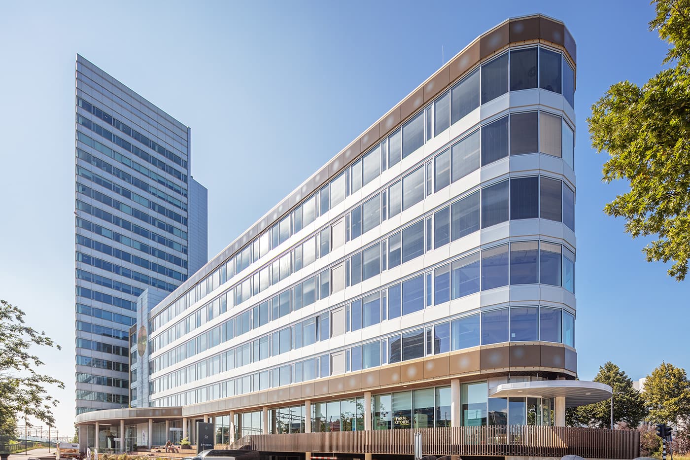 Gouden zonnepanelen op gevel Pharos Hoofddorp | Solarix