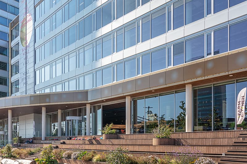 Gouden zonnepanelen op gevel Pharos Hoofddorp | Solarix