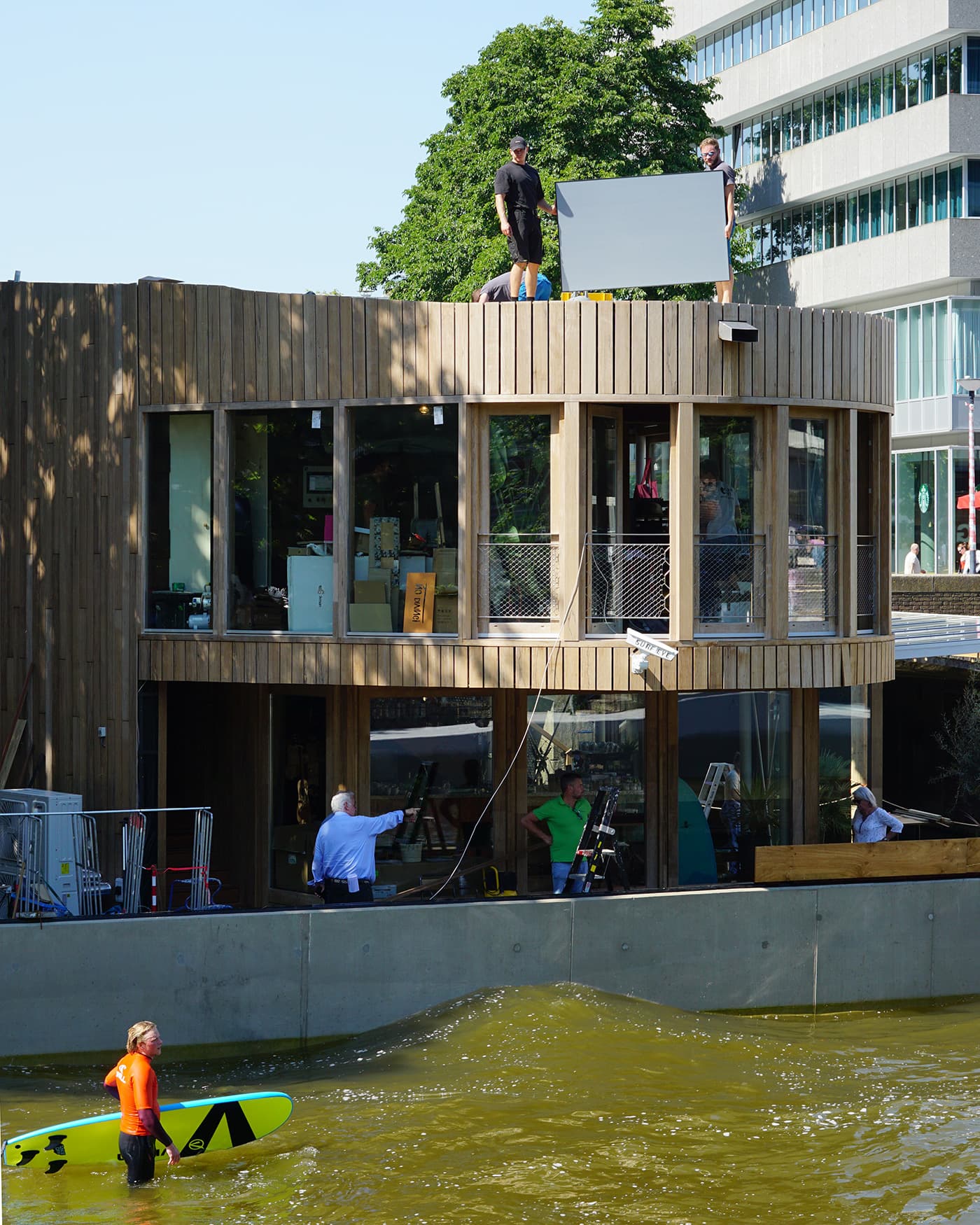 Zilvergrijze zonnepanelen op dak urban surf locatie Rif010 Rotterdam | Silver gray solar panels on the roof of urban surf location Rif010 Rotterdam |Solarix