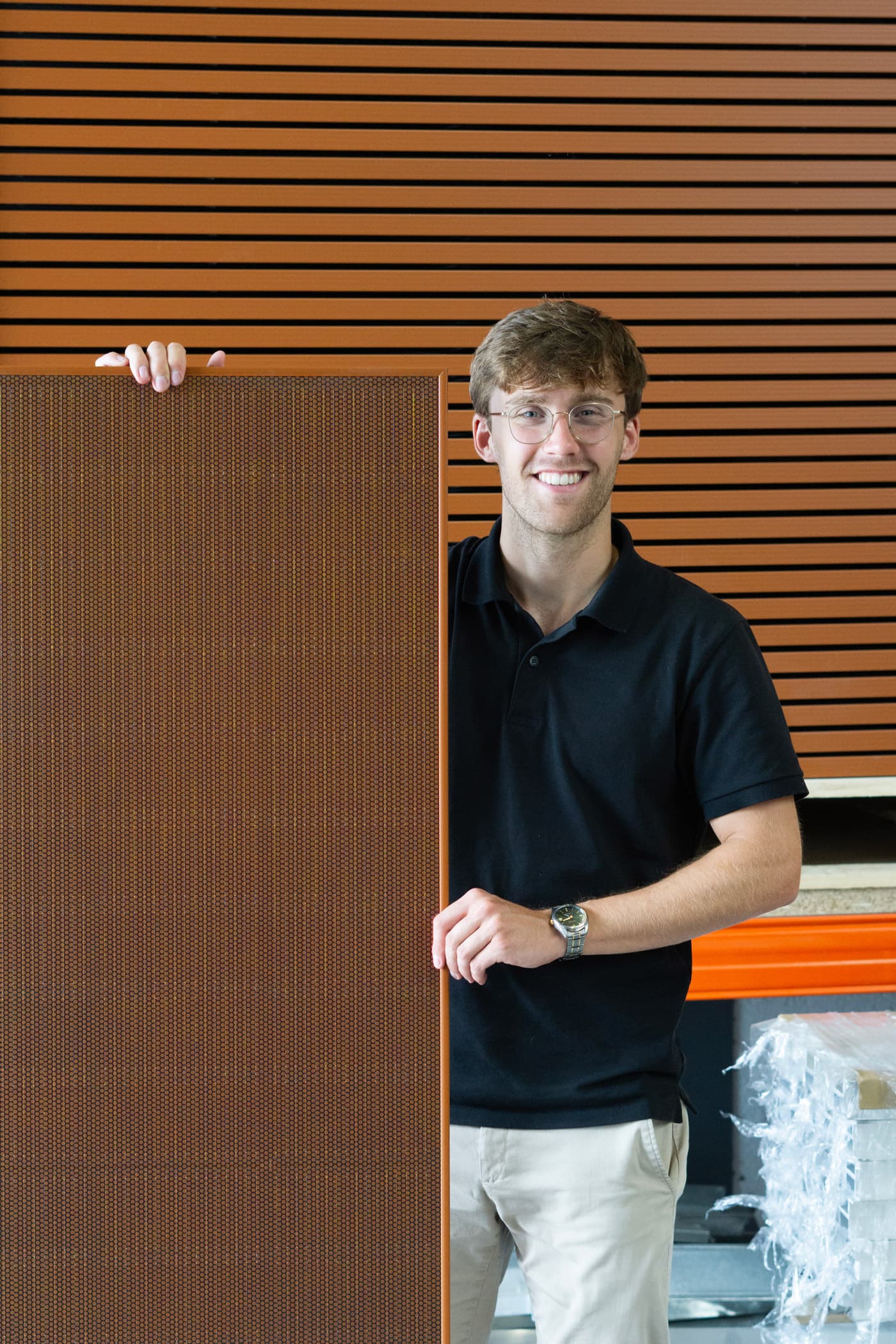 Joep Oudendijk met terracotta zonnepaneel Terra-5 | Joep Oudendijk with Terracotta solar panel Terra-5 | Solarix